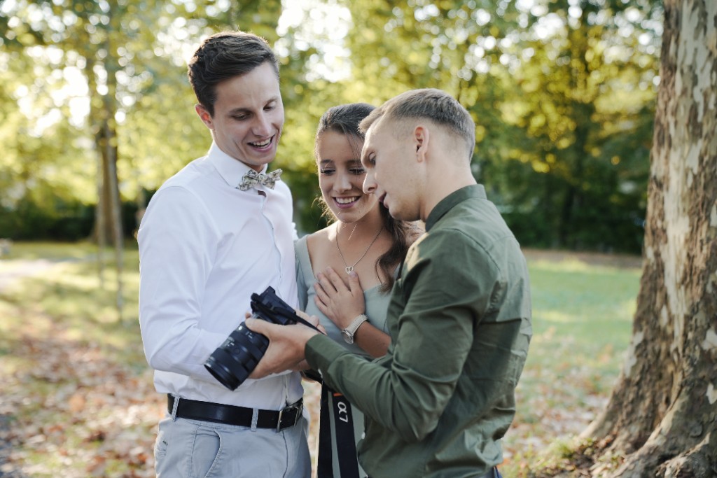 Jeremias Forell zeigt Kaleb und Miri das Foto auf dem Kameradisplay