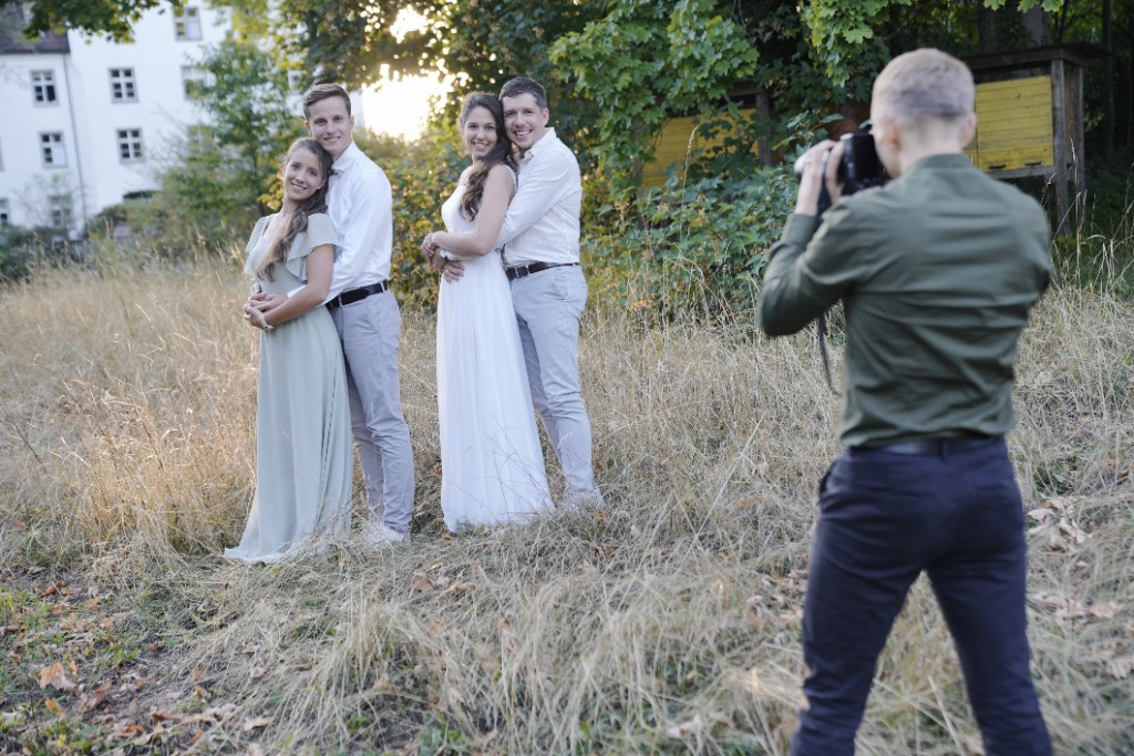 Jeremias Forell fotografiert zwei Paare im goldenen Gras