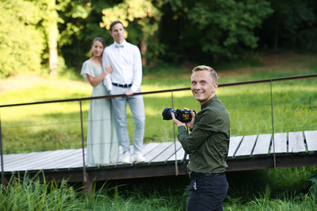 Jeremias Forell mit Kamera im Vordergrund, Paar auf der Brücke im Hintergrund