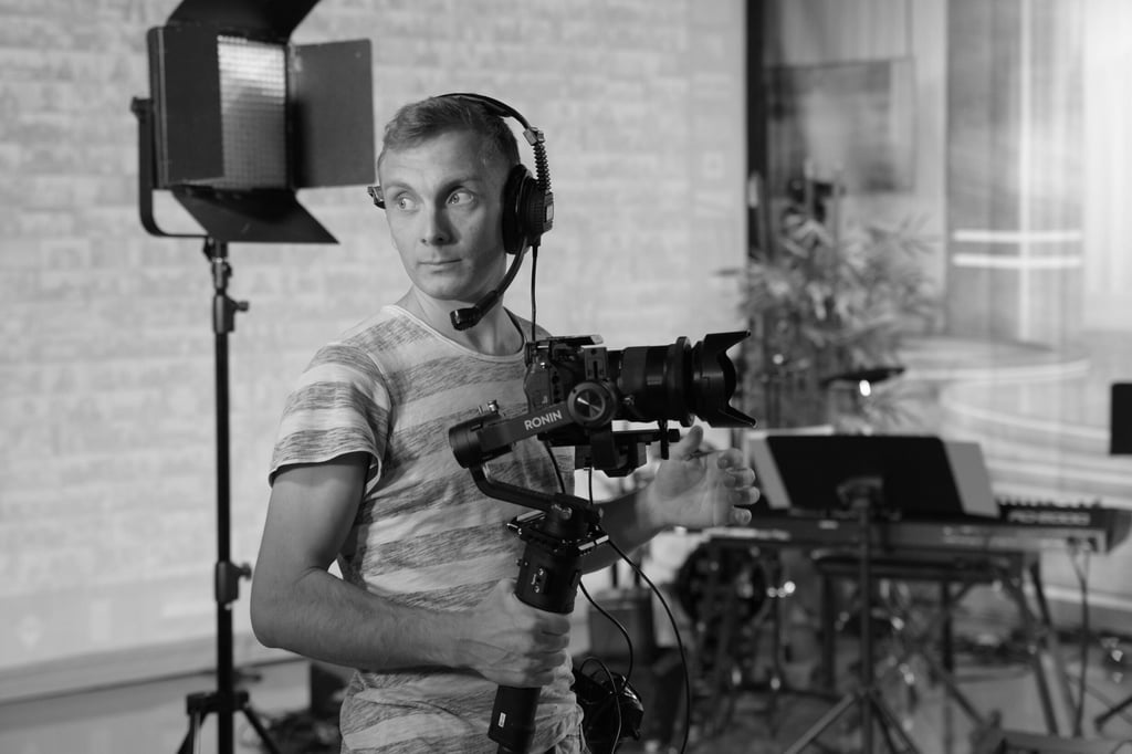 Jeremias Forell von ForellMedia hinter der Kamera mit Gimbal im Studio in Walzenhausen