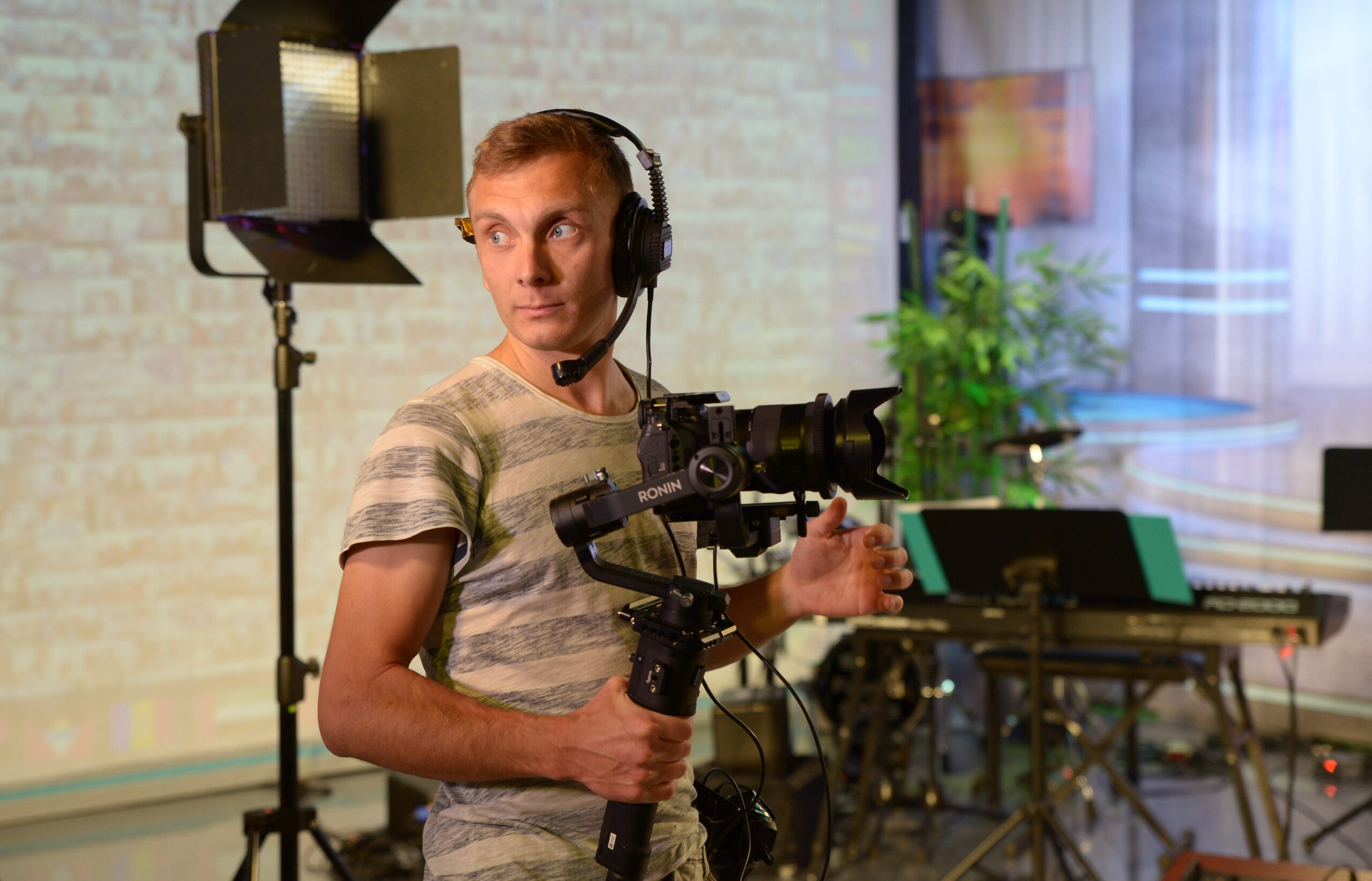 Jeremias Forell von ForellMedia hinter der Kamera mit Gimbal im Studio in Walzenhausen