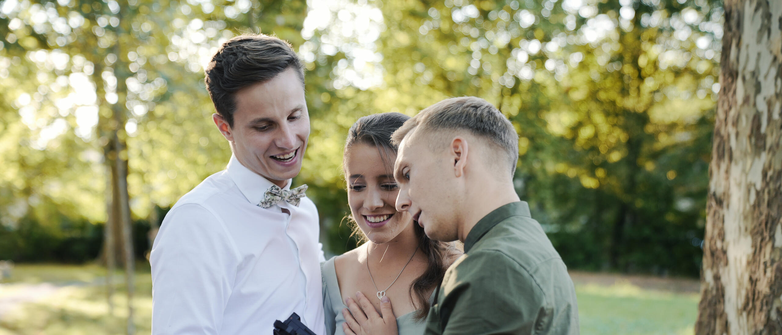 Jeremias Forell zeigt Kaleb und Miri das Foto auf dem Kameradisplay