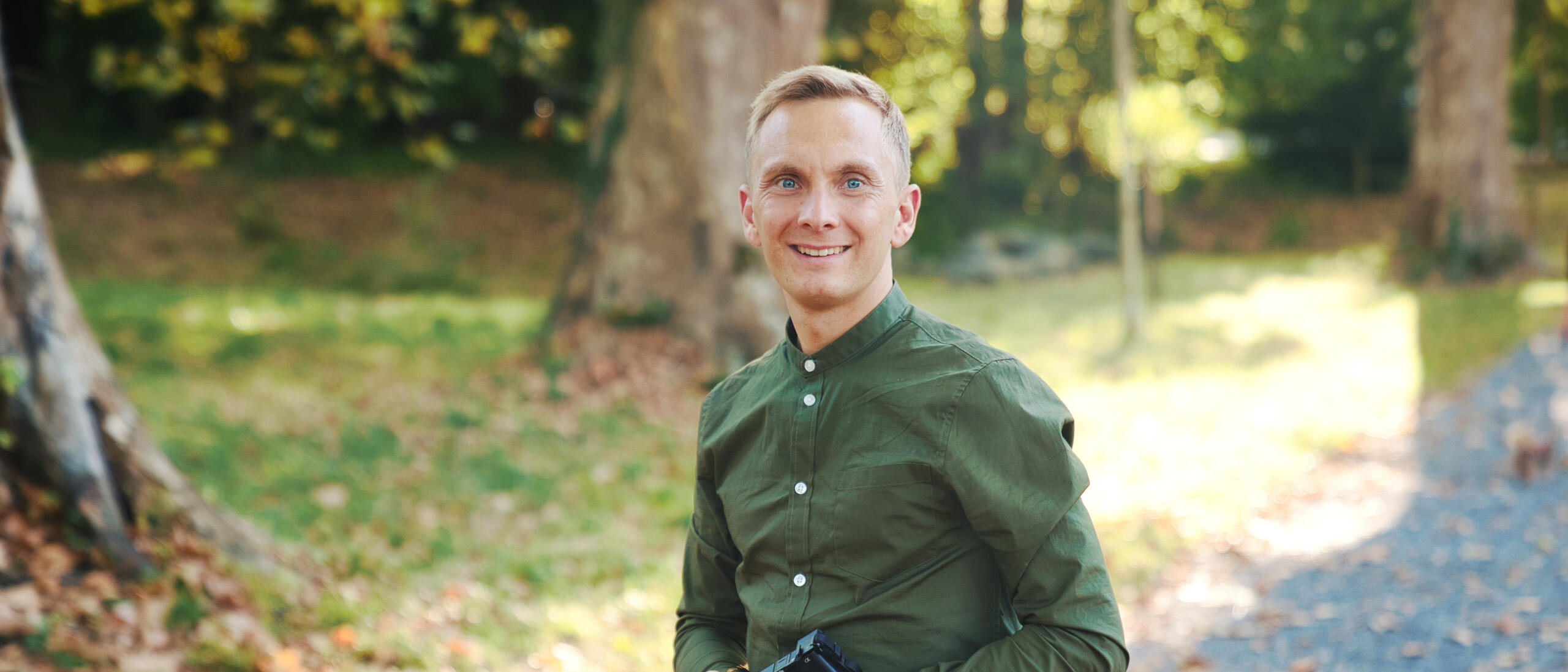 Jeremias Forell lächelt in die Kamera und hält seine Sony Alpha